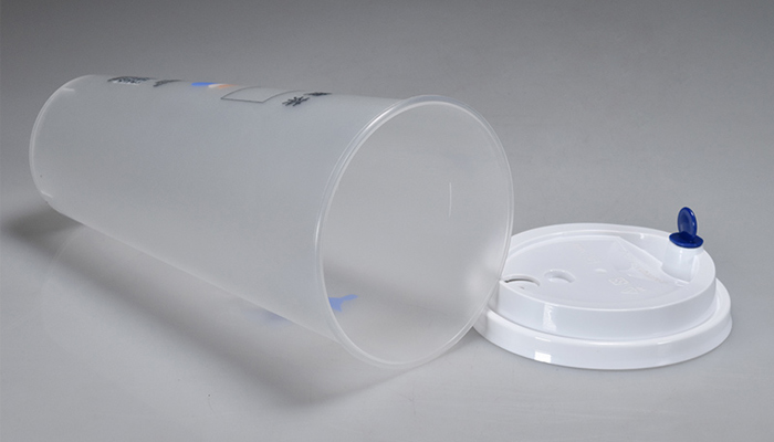 다른 플라스틱 인쇄 우유 차 컵 모델 대비